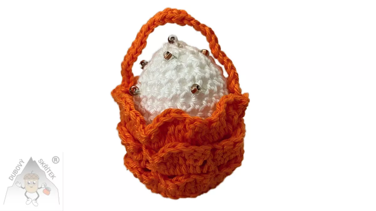 Háčkovaný mini košíček v oranžové barvě s bílým vajíčkem zdobeným korálky – originální velikonoční dekorace