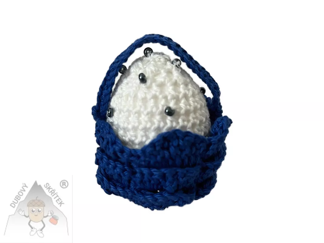 Háčkovaný mini košíček v tmavě modré barvě s bílým vajíčkem zdobeným korálky – originální velikonoční dekorace
