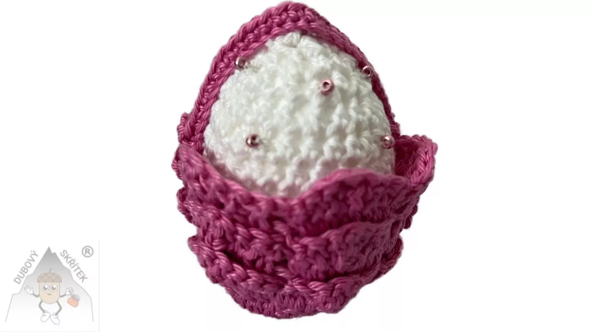 Háčkovaný mini košíček v tmavě růžové barvě s bílým vajíčkem zdobeným korálky – originální velikonoční dekorace