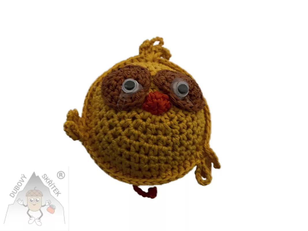 Veselý háčkovaný ptáček s výraznýma očima a drobnými křidélky, ručně vytvořený jako dekorace
