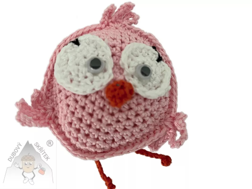 Veselý háčkovaný ptáček s výraznýma očima a drobnými křidélky, ručně vytvořený jako dekorace