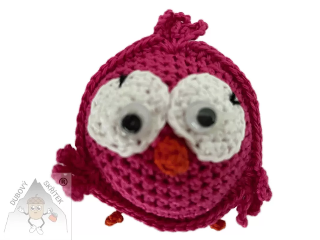 Veselý háčkovaný ptáček s výraznýma očima a drobnými křidélky, ručně vytvořený jako dekorace