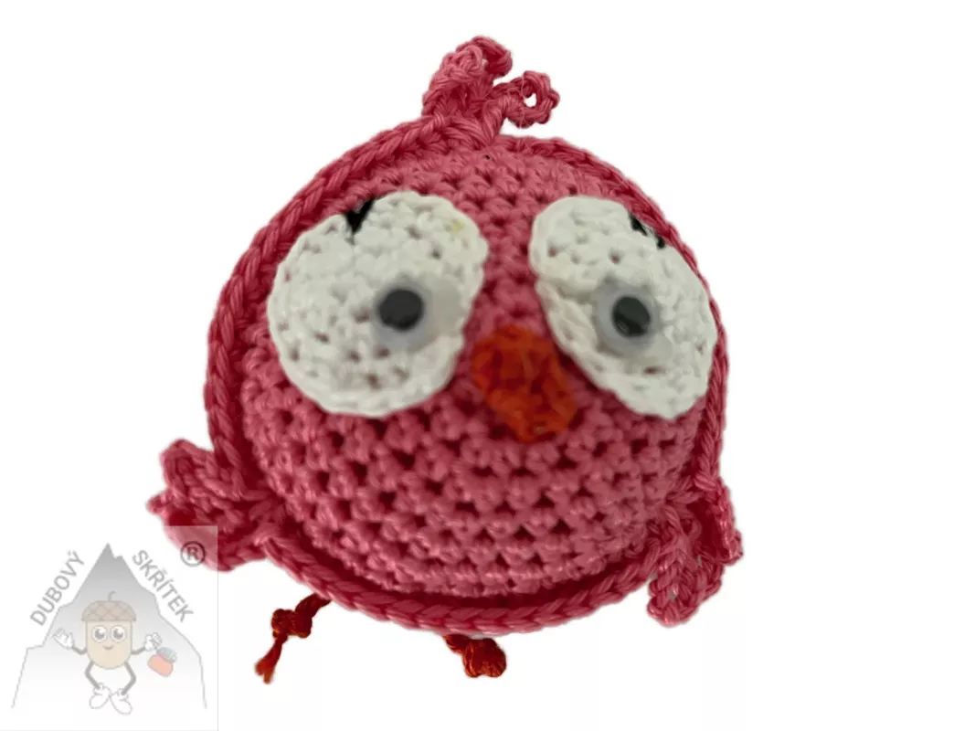 Veselý háčkovaný ptáček s výraznýma očima a drobnými křidélky, ručně vytvořený jako dekorace