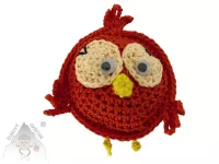 Veselý háčkovaný ptáček s výraznýma očima a drobnými křidélky, ručně vytvořený jako dekorace