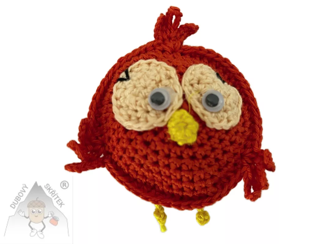 Veselý háčkovaný ptáček s výraznýma očima a drobnými křidélky, ručně vytvořený jako dekorace