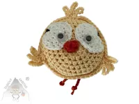 Veselý háčkovaný ptáček s výraznýma očima a drobnými křidélky, ručně vytvořený jako dekorace