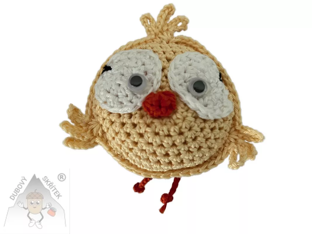 Veselý háčkovaný ptáček s výraznýma očima a drobnými křidélky, ručně vytvořený jako dekorace
