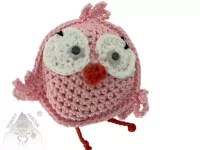 Veselý háčkovaný ptáček s výraznýma očima a drobnými křidélky, ručně vytvořený jako dekorace