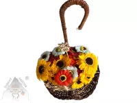 Košík plný slunce – závěsná dekorace s mýdlovými květy Dubový skřítek Košík plný slunce - letní závěsná dekorace se žlutými a oranžovými slunečnicemi a dřevěnou sovičkou