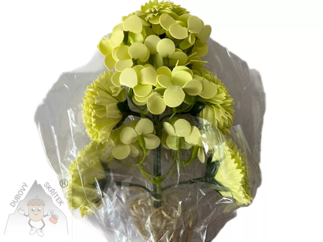 Kytice z limetkových karafiátů v celofánu s tmavě zelenou stuhou – svěží a elegantní dekorace