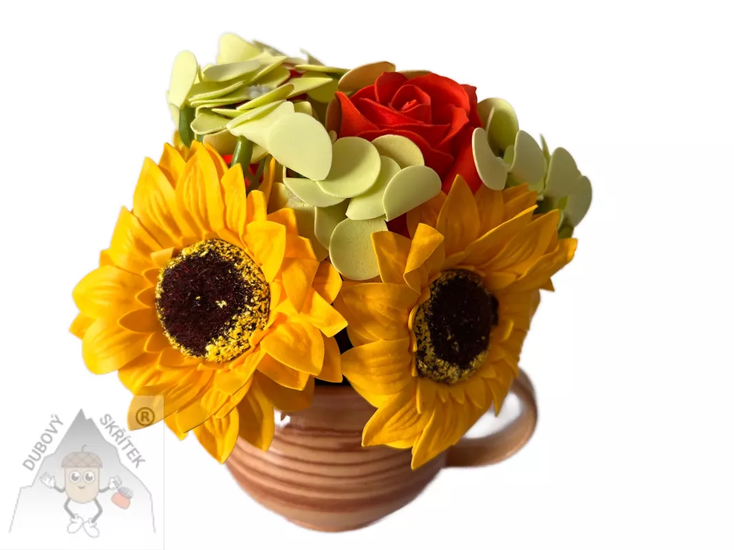 2.	Slunečnice a letní mýdlové květiny ve žlutých a červených tónech v rustikálním hrníčku.