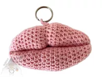 Ručně háčkovaná pusinka jako přívěsek na klíče – originální handmade doplněk
