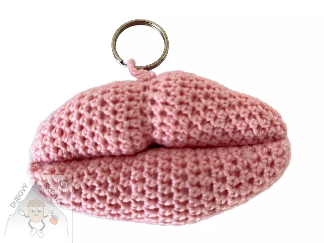 Ručně háčkovaná pusinka jako přívěsek na klíče – originální handmade doplněk
