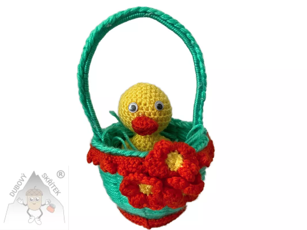 Háčkovaný mentolový košíček s oranžovými květy a žlutým kuřátkem uvnitř, ruční velikonoční dekorace.