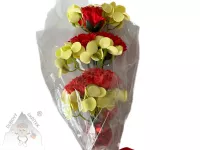 Mýdlová kytice s červenými karafiáty a zelenými hortenziemi, zabalená v celofánu s červenou stuhou