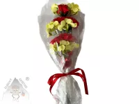 Mýdlová kytice s červenými karafiáty a zelenými hortenziemi, zabalená v celofánu s červenou stuhou