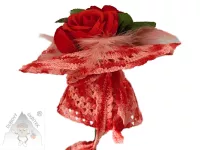 Červená mýdlová kytice s listy, pírky ve světle červeném aranžmá