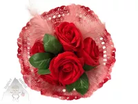 Červená mýdlová kytice s listy, pírky ve světle červeném aranžmá