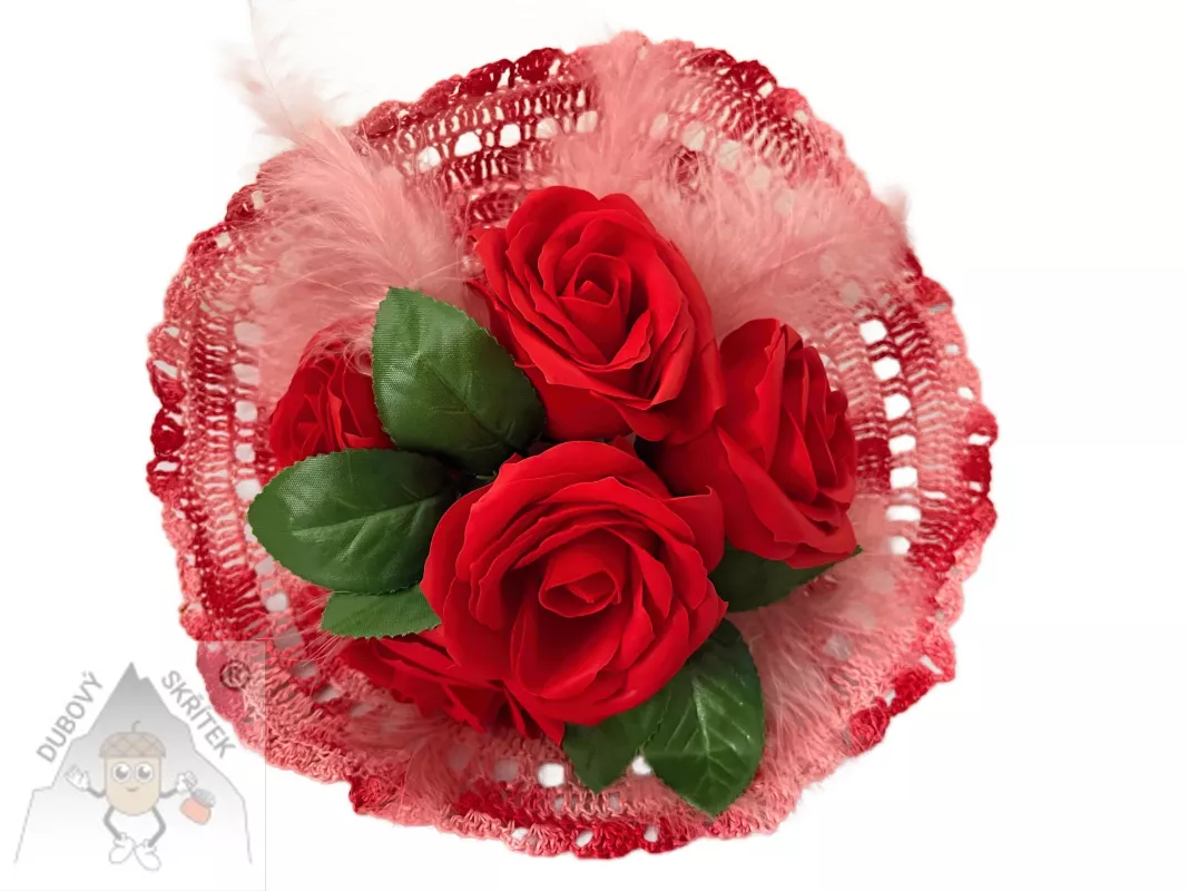 Červená mýdlová kytice s listy, pírky ve světle červeném aranžmá