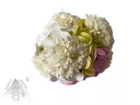 Mýdlová kytice s bílými karafiáty a fialovými hortenziemi, zabalená v celofánu s bílou stuhou