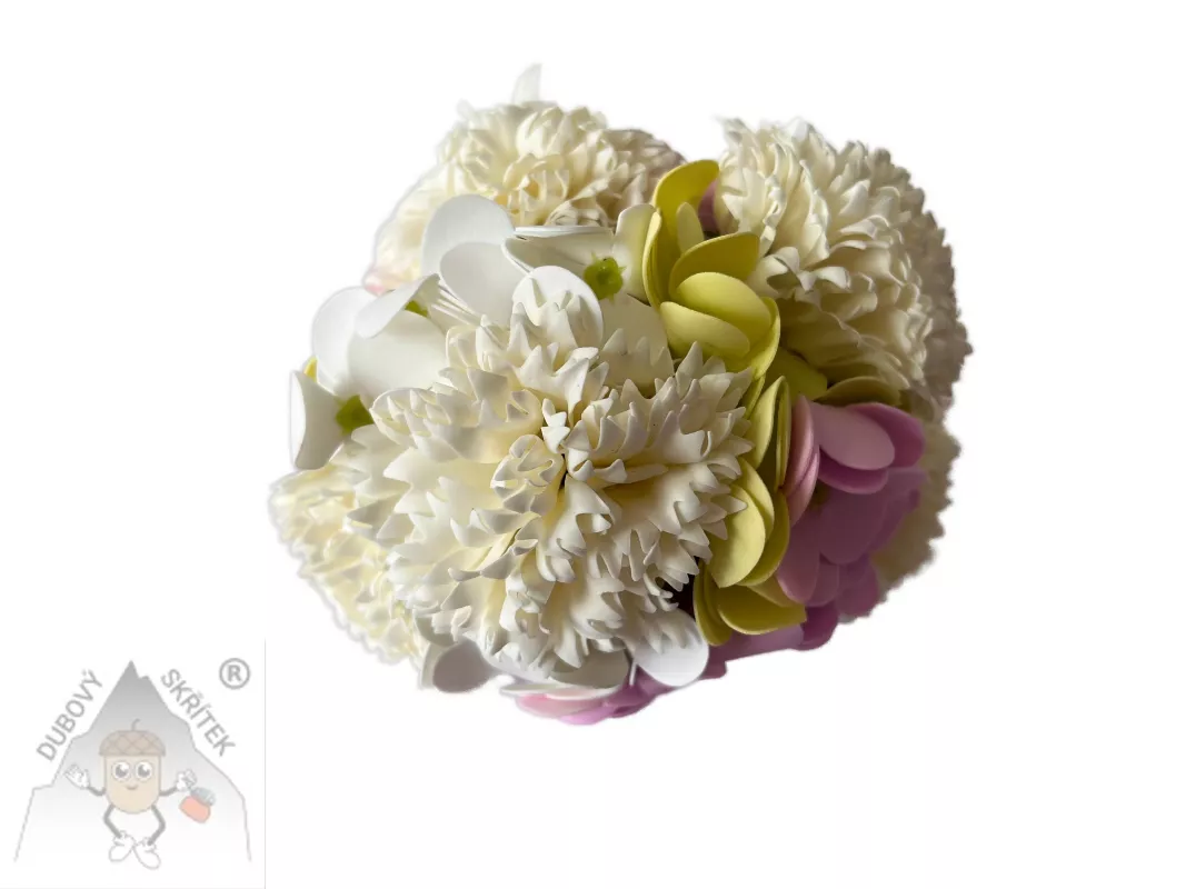 Mýdlová kytice s bílými karafiáty a fialovými hortenziemi, zabalená v celofánu s bílou stuhou