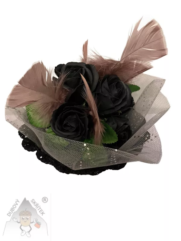 Mýdlová kytice s černými růžemi, zelenými lístky a hnědými pírky umístěná v ručně háčkovaném košíku