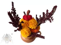 3.	Podzimní aranžmá z mýdlových květů a háčkovaných dýní jako dekorace na stůl