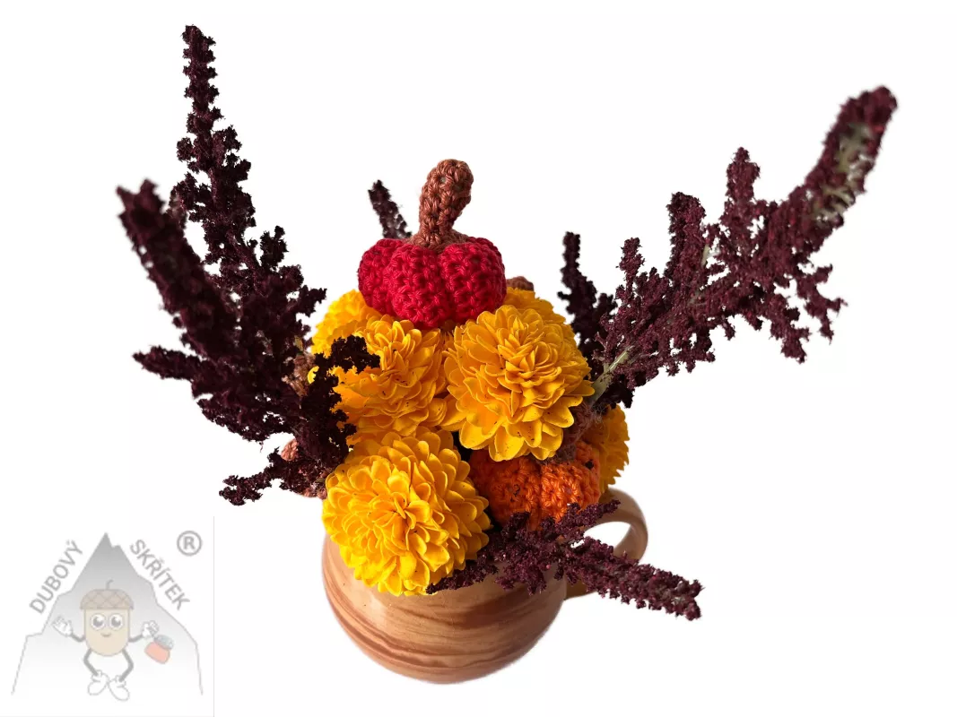 3.	Podzimní aranžmá z mýdlových květů a háčkovaných dýní jako dekorace na stůl