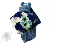Modrá mýdlová kytice s háčkovaným medvídkem a dekorativními květinami v háčkovaném košíku