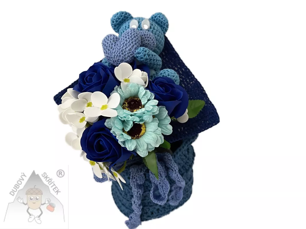 Modrá mýdlová kytice s háčkovaným medvídkem a dekorativními květinami v háčkovaném košíku