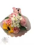 Růžová mýdlová kytice s růžovými růžemi, bílými květy hortenzií, slunečnicí a ručně háčkovaným medvídkem v háčkovaném košíku