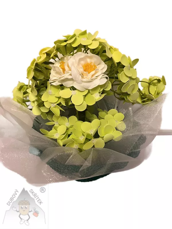 Mýdlová kytice z květů hortenzie ve světle zelených tónech s bílými květy kamélií v háčkovaném košíku