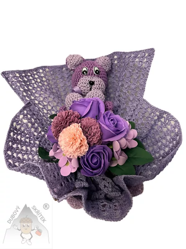 Fialová mýdlová kytice růží s ručně háčkovaným medvídkem v háčkovaném košíku