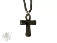 Náhrdelník z hematitu s křížkem, tmavé lesklé korálky, minimalistický symbolický šperk.