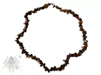 Náhrdelník z tygřího oka z nepravidelných kamenných korálků, přírodní minerální šperk v hnědozlatých tónech.