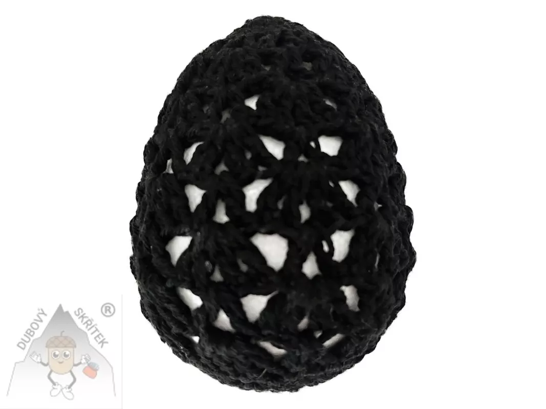 Polystyrénové vajíčko obháčkované černou přízí s krajkovým vzorem, ruční velikonoční dekorace.