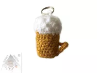 Háčkované pivečko – ručně vyráběný přívěšek na klíče ve tvaru půllitru piva