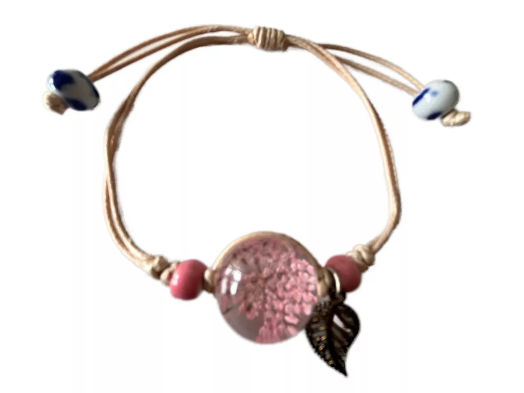 Náramek z lisovaných květů ve skle, kulatý přívěsek s růžovým květem, přírodní květinový šperk na stahovací šňůrce.