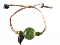 Náramek z lisovaných květů ve skle, kulatý přívěsek se zeleným květem, přírodní květinový šperk na stahovací šňůrce.