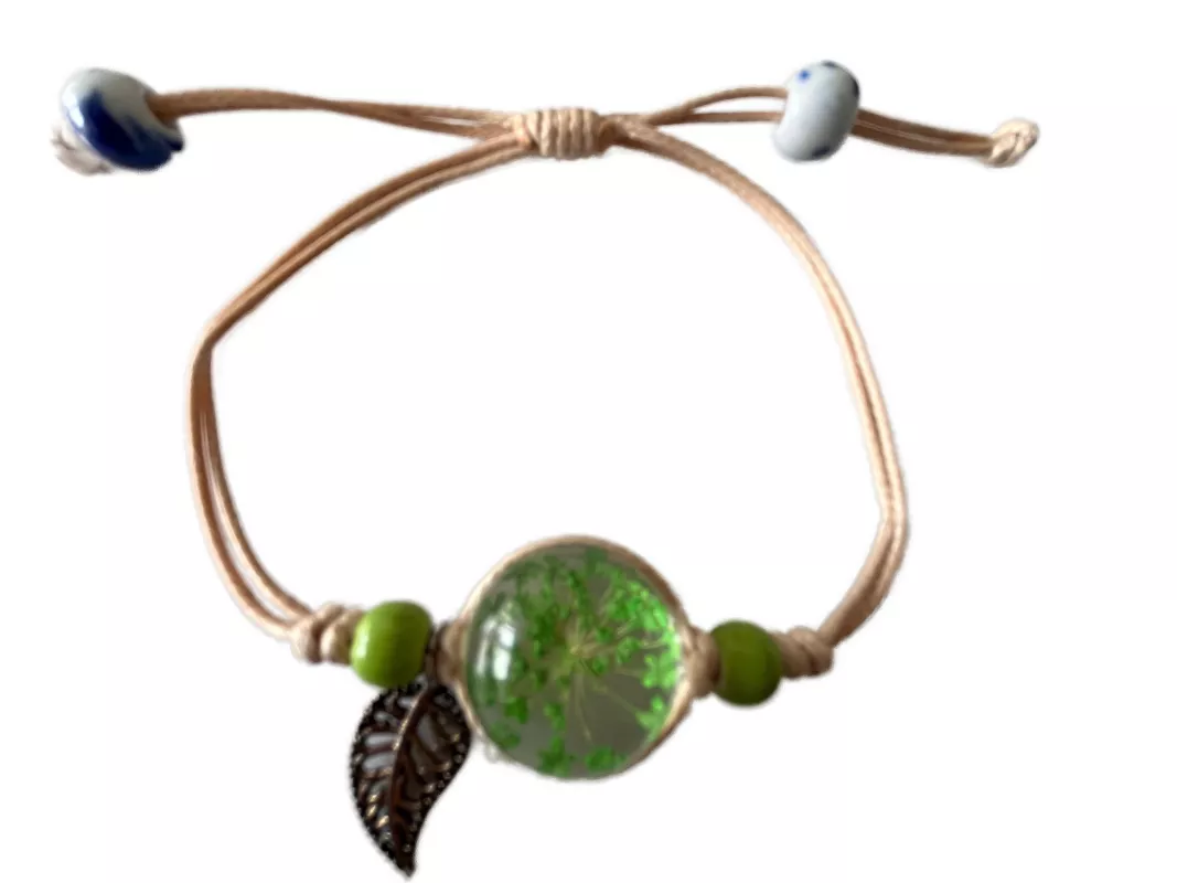 Náramek z lisovaných květů ve skle, kulatý přívěsek se zeleným květem, přírodní květinový šperk na stahovací šňůrce.