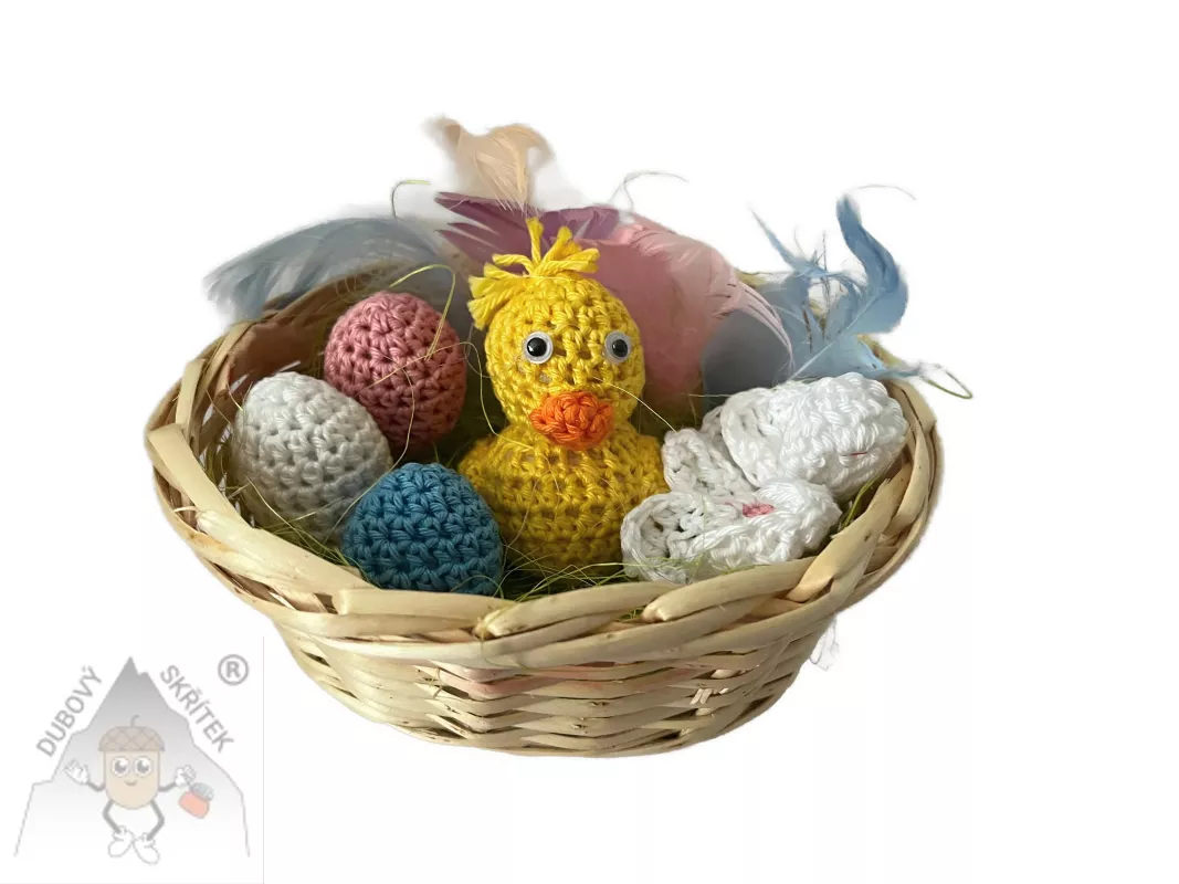 Proutěný velikonoční košík s háčkovanými vajíčky, žlutým kuřátkem a barevnými peříčky – originální dekorace