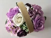 Romantická kytice z mýdlových květů – fialové a bílé růže v dárkovém košíku