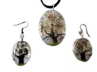 Ručně vyráběná sada šperků z lisovaných květů – náhrdelník a náušnice ze skla s růžovými květy, oválný přívěsek s motivem rozkvetlého stromu.