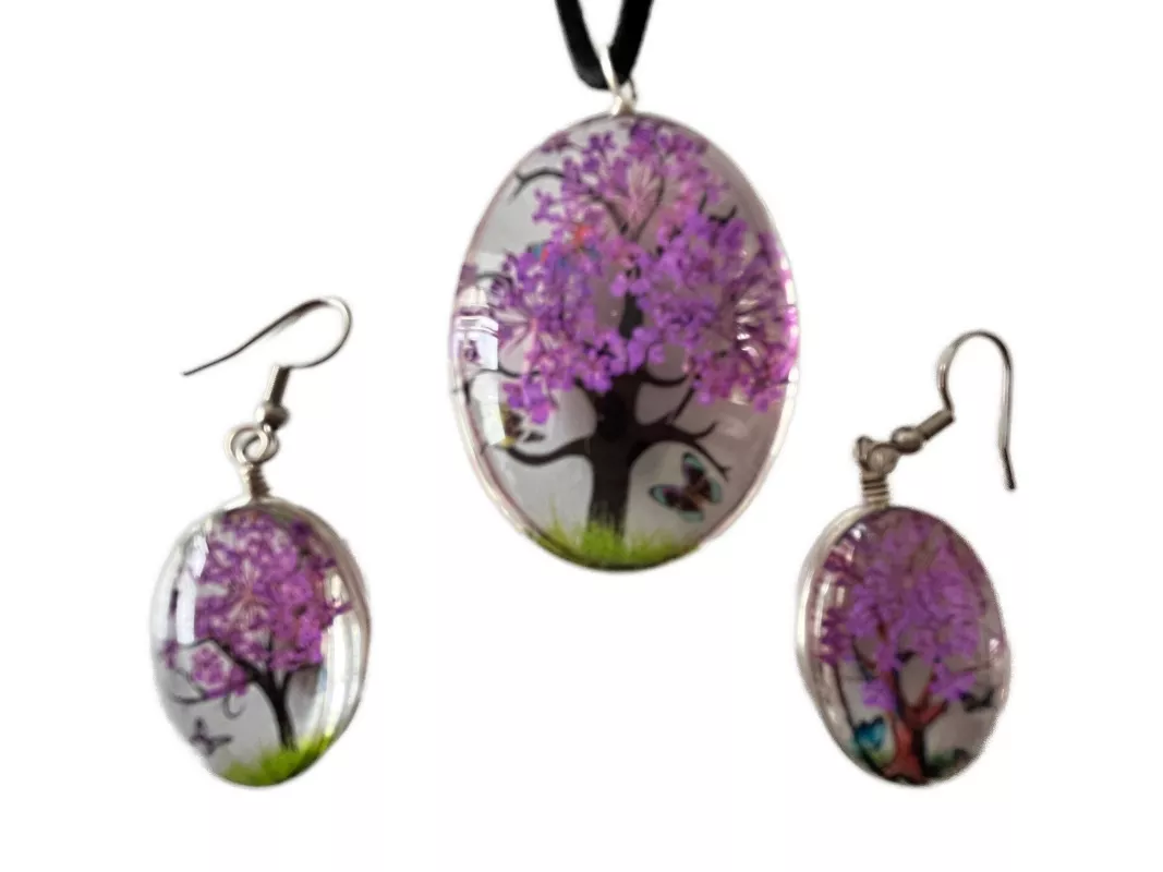 Ručně vyráběná sada šperků z lisovaných květů – náhrdelník a náušnice ze skla s růžovými květy, oválný přívěsek s motivem rozkvetlého stromu.