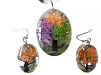 Ručně vyráběná sada šperků z lisovaných květů – náhrdelník a náušnice ze skla s růžovými květy, oválný přívěsek s motivem rozkvetlého stromu.