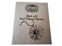 Ručně vyráběná sada šperků z lisovaných květů – náhrdelník a náušnice ze skla s růžovými květy, oválný přívěsek s motivem rozkvetlého stromu.