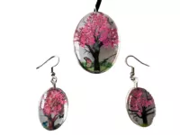 Ručně vyráběná sada šperků z lisovaných květů – náhrdelník a náušnice ze skla s růžovými květy, oválný přívěsek s motivem rozkvetlého stromu.