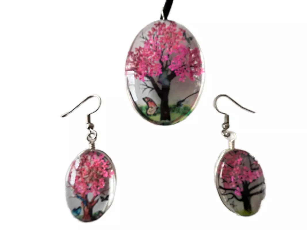 Ručně vyráběná sada šperků z lisovaných květů – náhrdelník a náušnice ze skla s růžovými květy, oválný přívěsek s motivem rozkvetlého stromu.