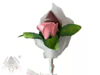 Růžová mýdlová růže v organze zdobená peříčkem– dárková voňavá dekorace