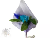 Světle modrá mýdlová růže v organze zdobená peříčkem– dárková voňavá dekorace